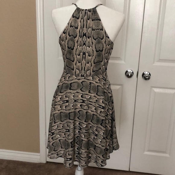 Express snakeskin pattern flowy dress - Picture 3 of 7